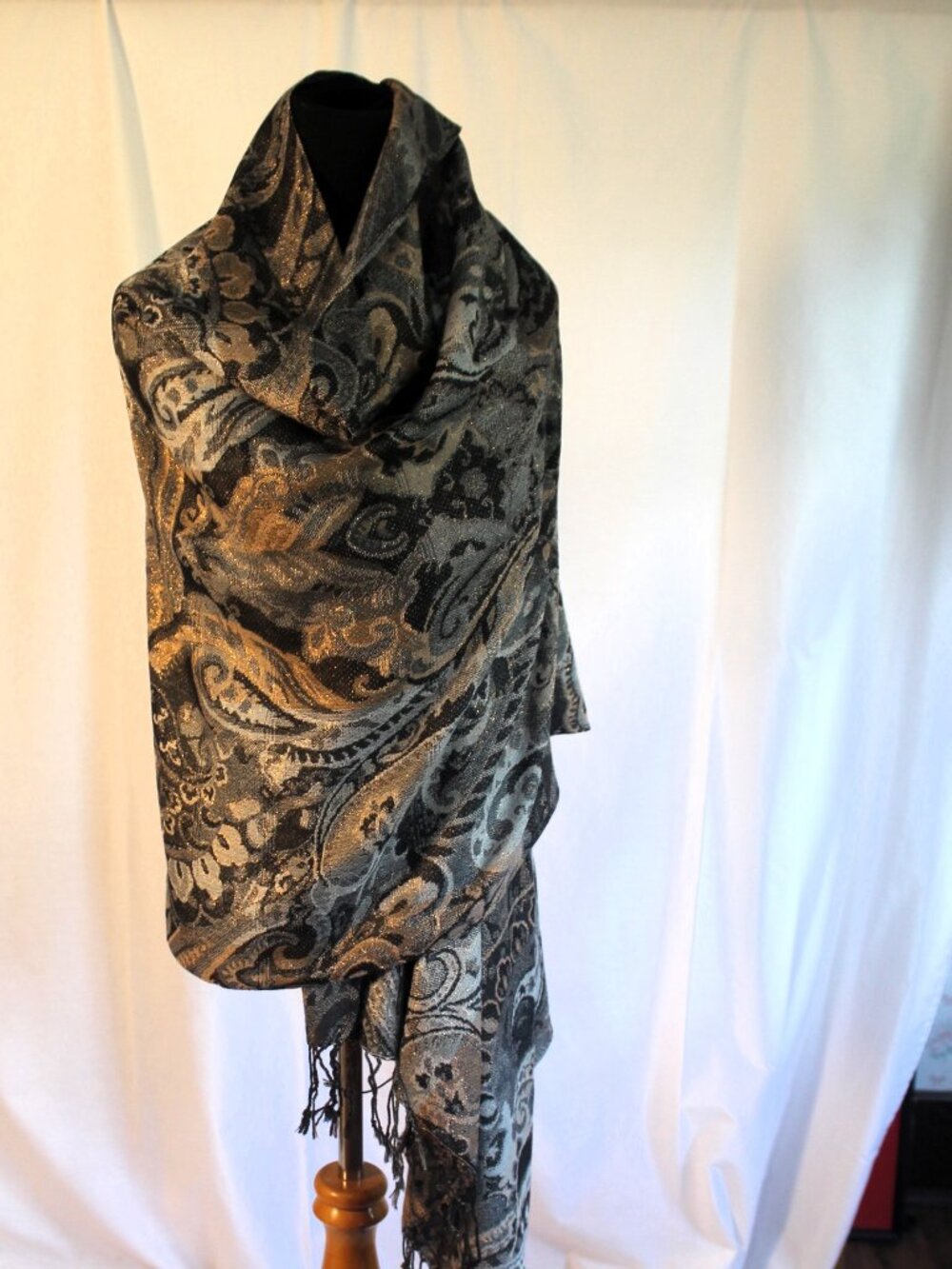 NWT Vince Camuto Tapestry Metallic Fringed Wrap